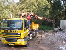 gele vrachtwagen met afvalcontainer